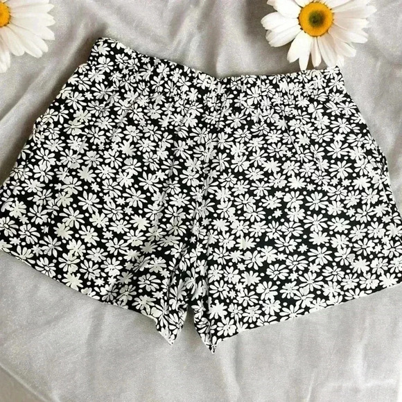 Loft Pleated Black and White Pull On Shorts in Daisy Women's Size Small. - Picture 6 of 7